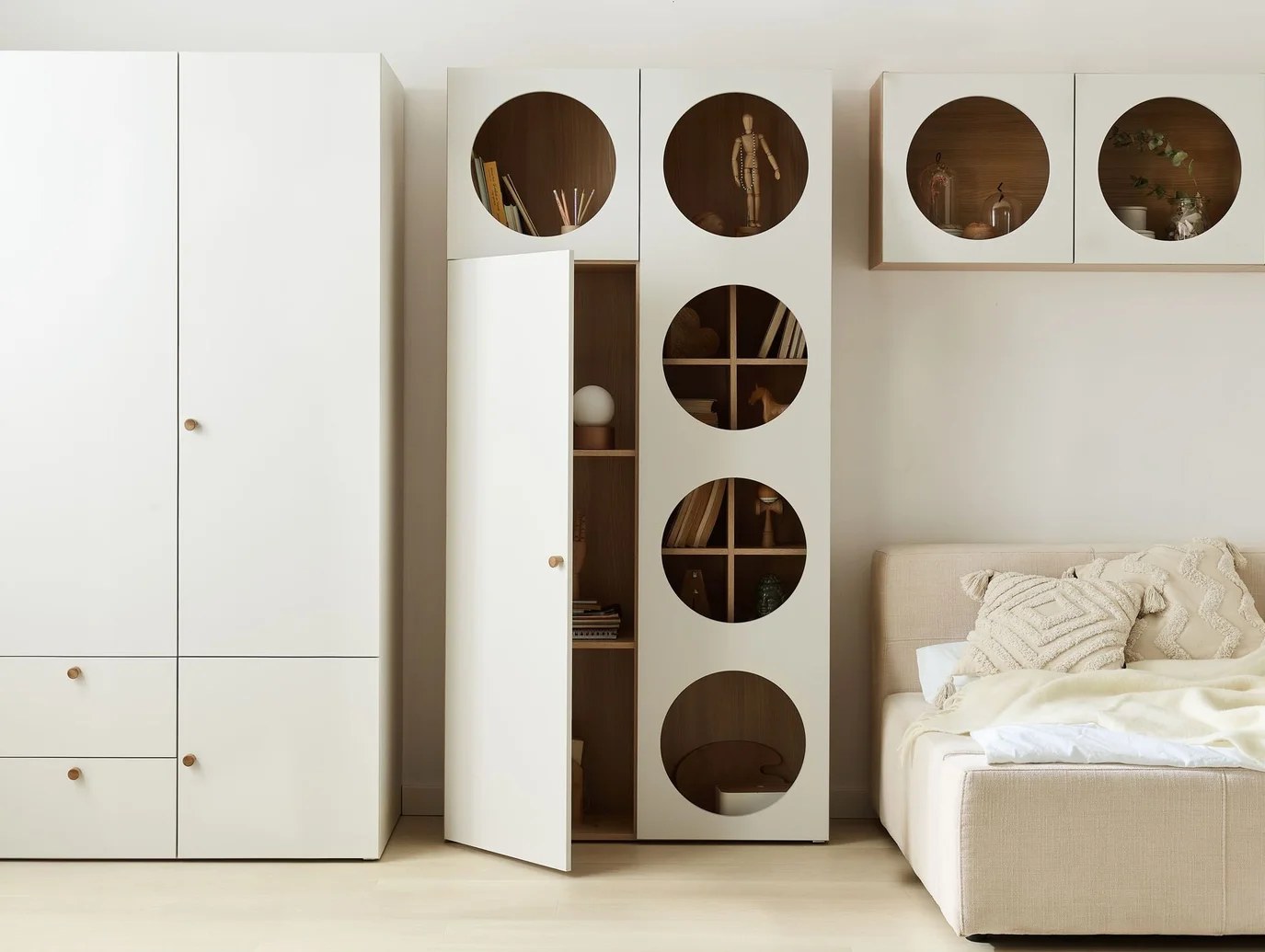 Biała szafa z designerskimi otworami